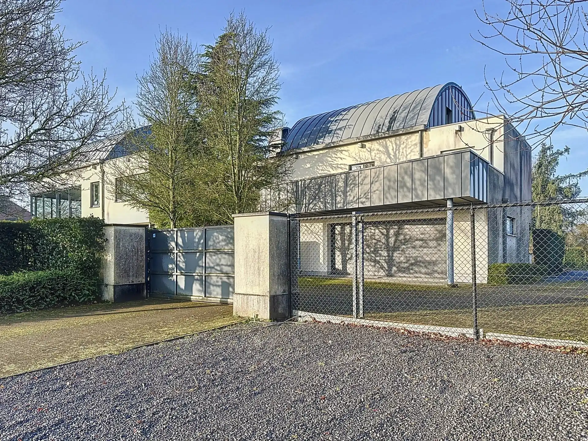 Unieke moderne woning met een dubbele bestemming op een perceel van 29a24ca. foto {{pictureIndex}}