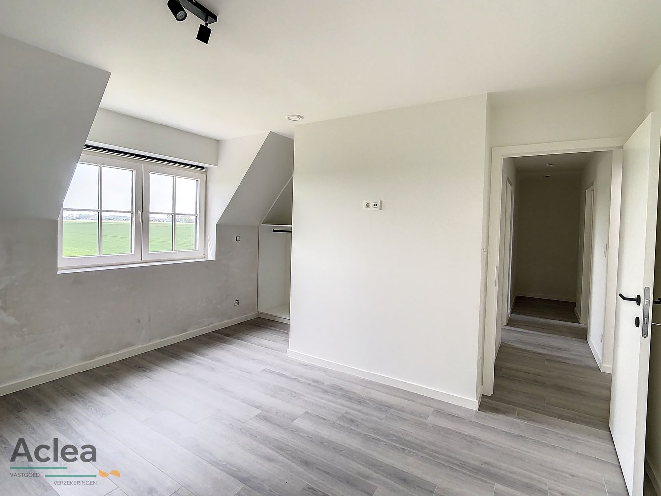 Prachtige nieuwbouw koppelwoning met 4 slpks foto 10