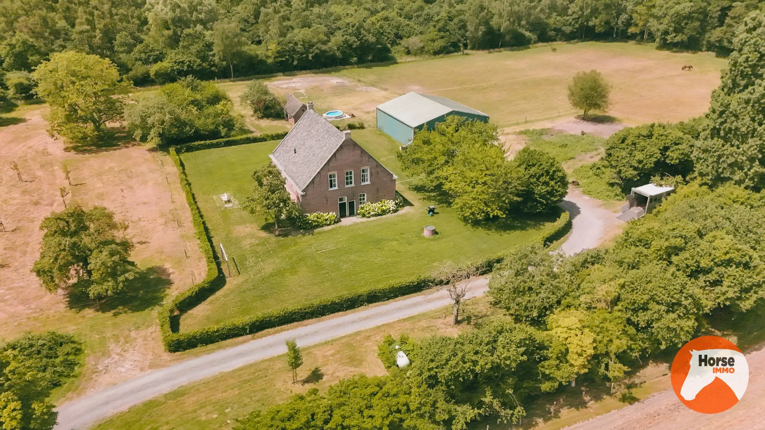 AXEL - Hoeve op een goede locatie met paardenfaciliteiten foto 3
