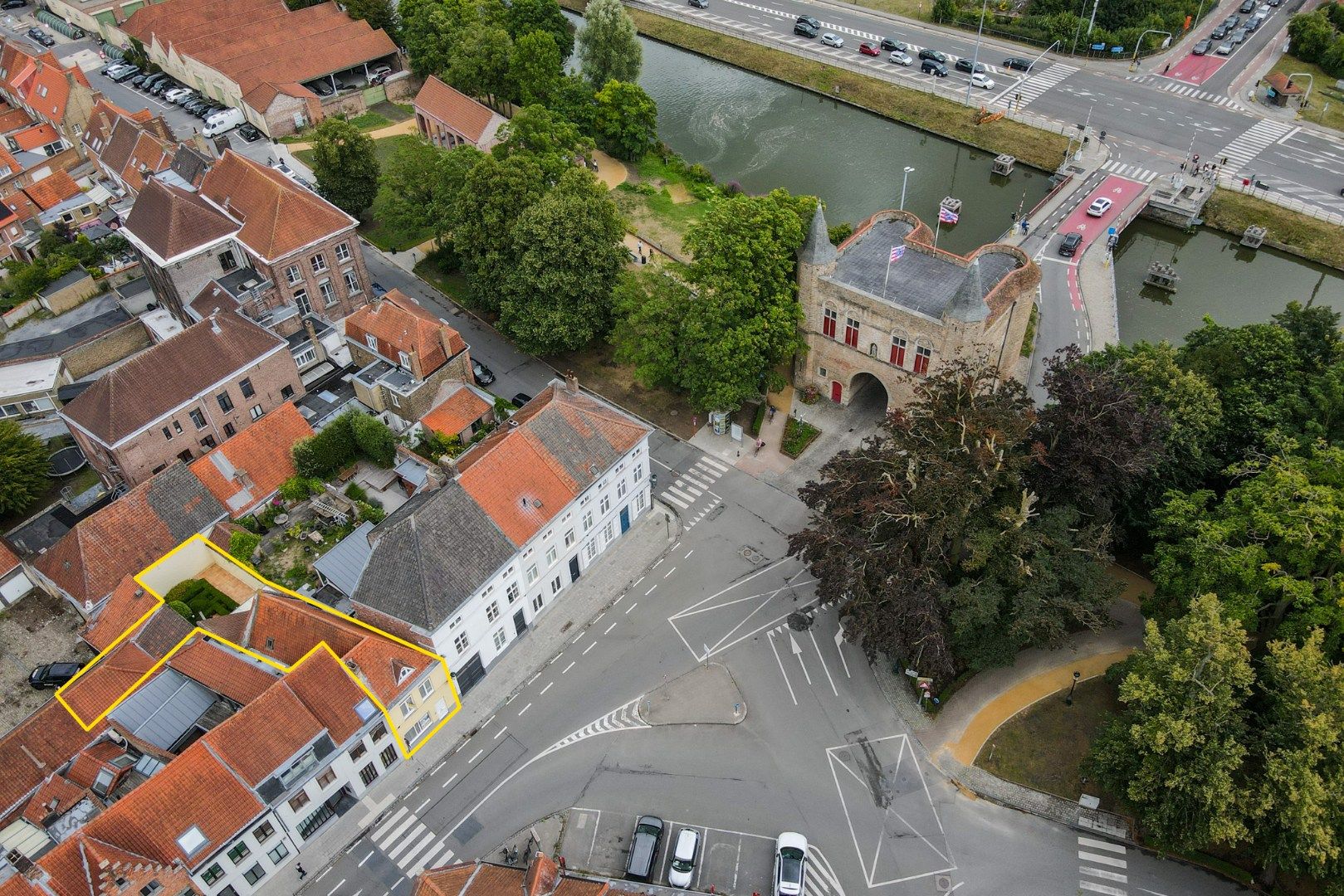 Verrassend ruime stadswoning (bew. opp. 216 m²) op toplocatie in de Brugse binnenstad foto {{pictureIndex}}