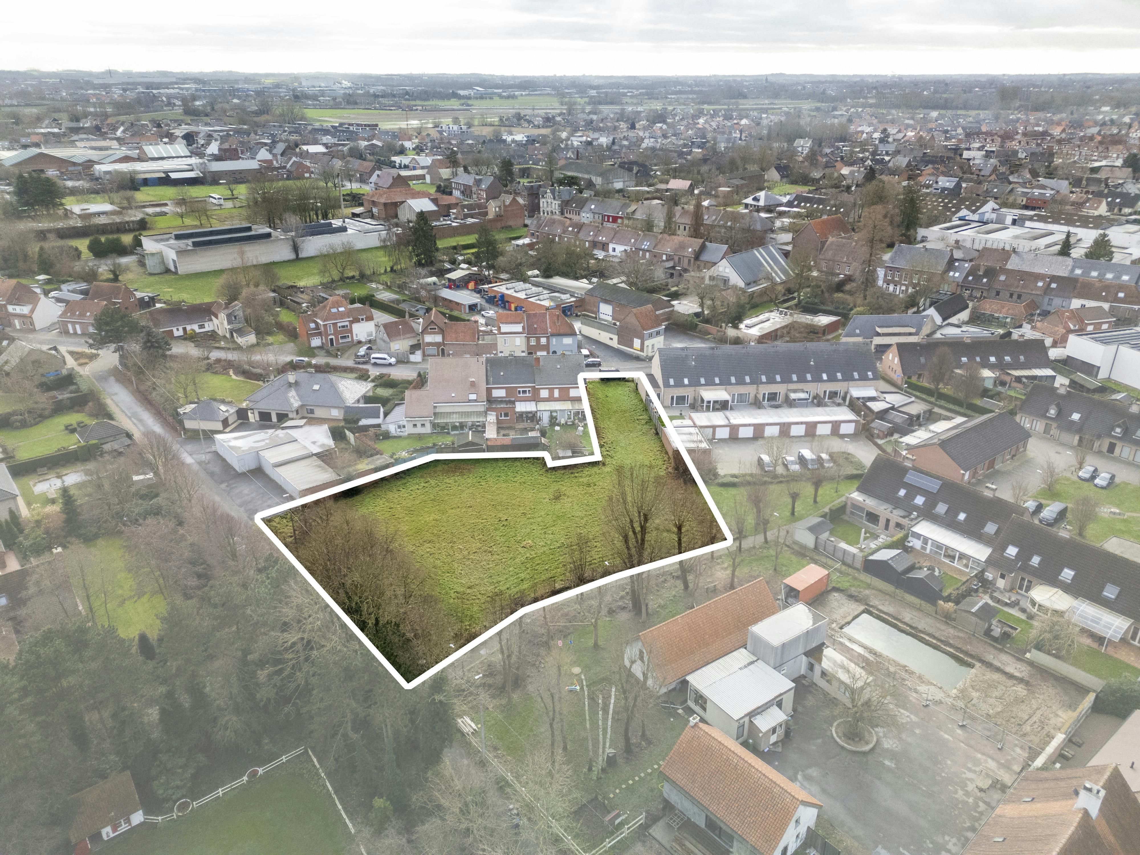 Bouwgrond (2.319 m²) te koop op een centrale locatie te Gullegem foto {{pictureIndex}}