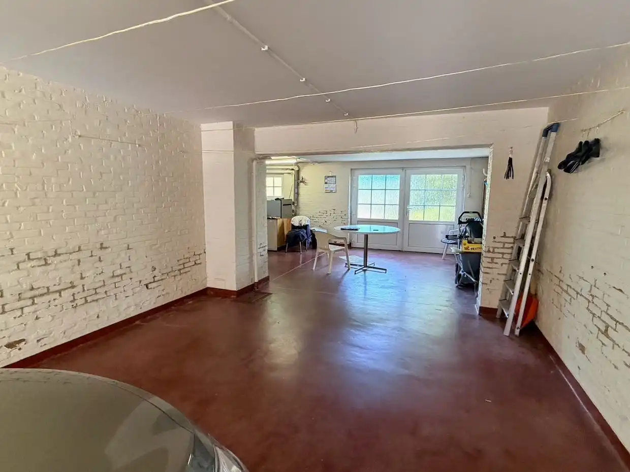 Ruime halfopen woning met overdekt zwembad op topligging foto 19
