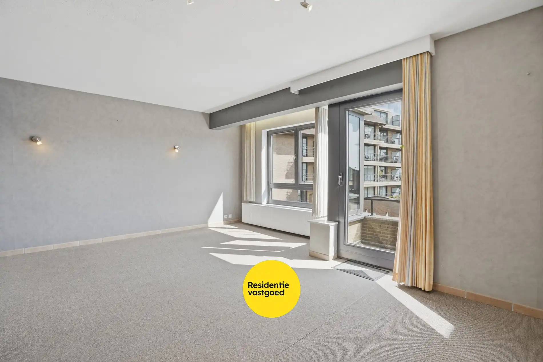 Op te frissen 2-slaapkamerappartement (73m²) te Koksijde Sint-Idesbald.  foto 2