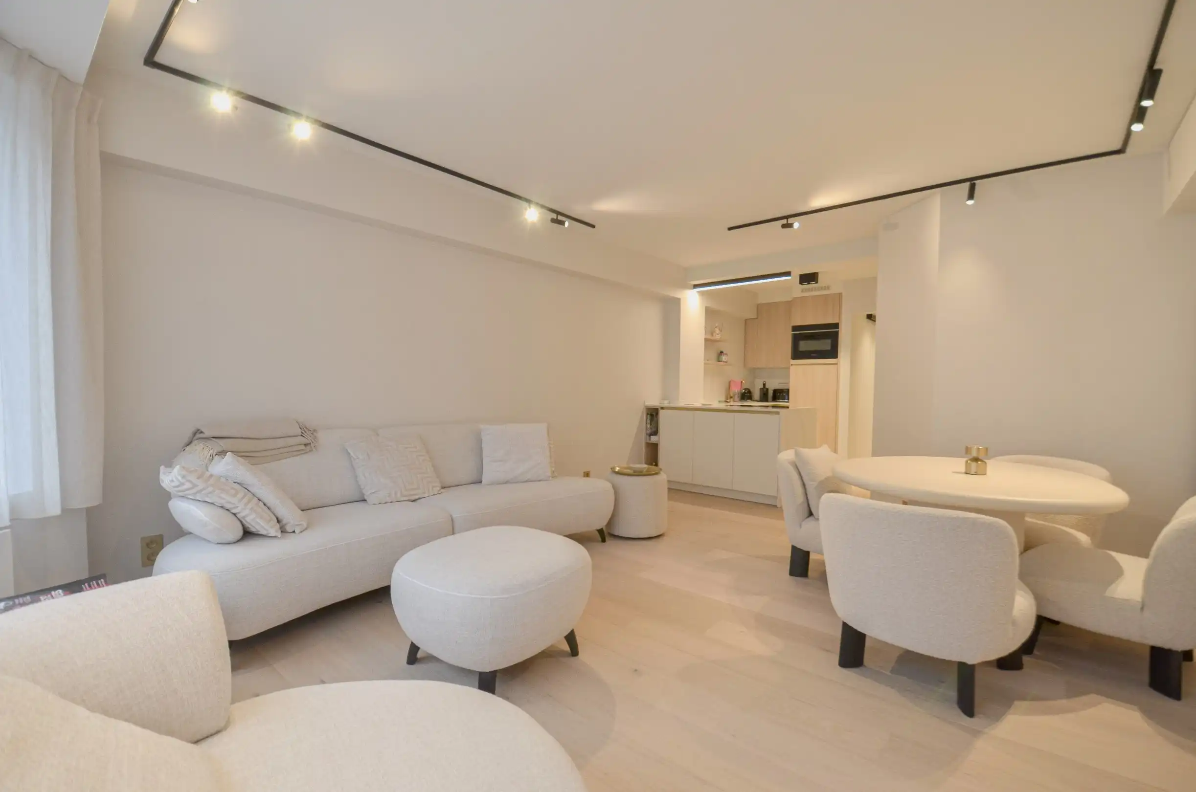 Stijlvol volledig gerenoveerd appartement  op wandelafstand van de zee én het commercieel centrum. foto 3