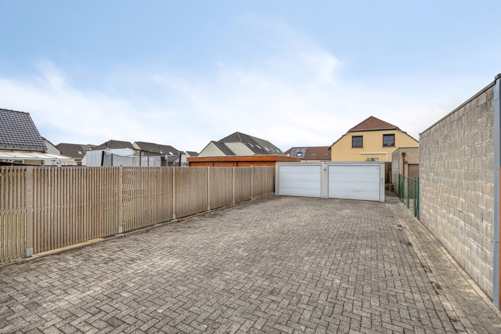 Opbrengsteigendom met 3 appartementen + 2 garages – toplocatie in Merchtem! foto 8