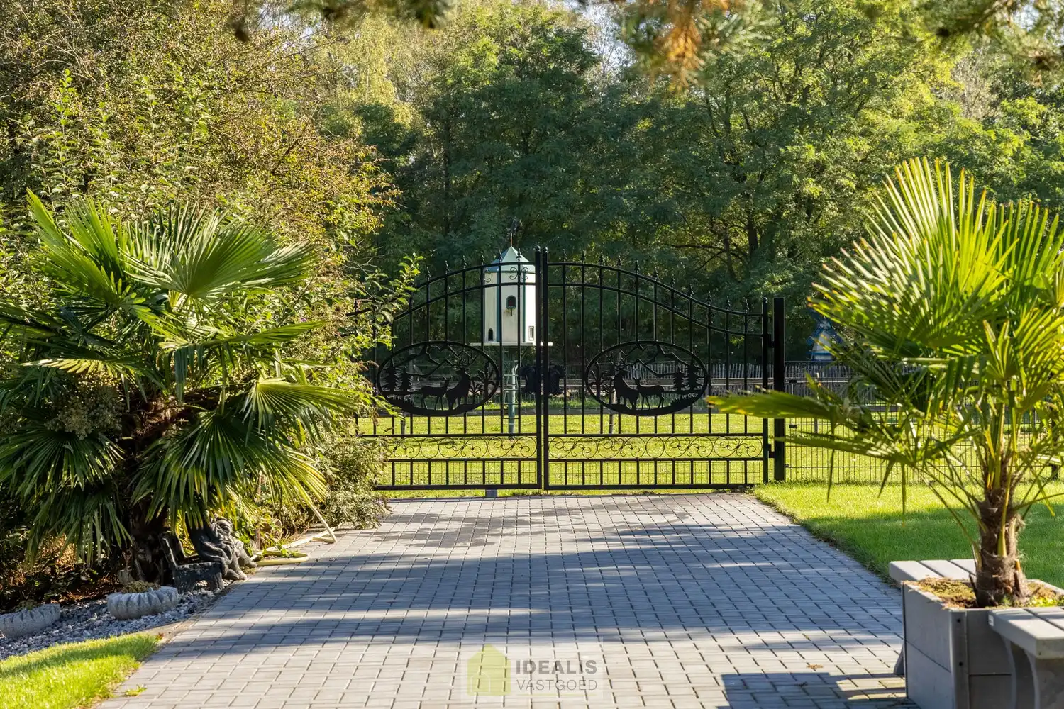 IDEALIS VASTGOED – KARAKTERISTIEKE INSTAPKLARE LANGGEVELHOEVE MET 5 SLAAPKAMERS, SFEERVOLLE LEEFRUIMTE EN AANSLUITEND VERANDA MET VOLZICHT OP DE PRACHTIGE TUIN EN ACHTERLIGGENDE WEILANDEN OP EEN PERCEEL VAN MAAR LIEFST 1,6 HECTARE (16.000M²)!! Deze karakteristieke hoeve uit 1904 omvat +- 231m² netto bewoonbare oppervlakte met een sfeervolle woonkamer die uitgeeft op de lichtrijke veranda, aansluitend een goed uitgeruste keuken voorzien van alle comfort, 5 slaapkamers waarvan één gelijkvloers en een badkamer voorzien van douche én dubbel badkamermeubel.. Deze langgevelhoeve biedt een unieke kans voor kandidaten op zoek naar een instapklare woning voorzien van alle comfort, ruimte en een prachtig aangelegde tuin met achterliggende weilanden. foto 36