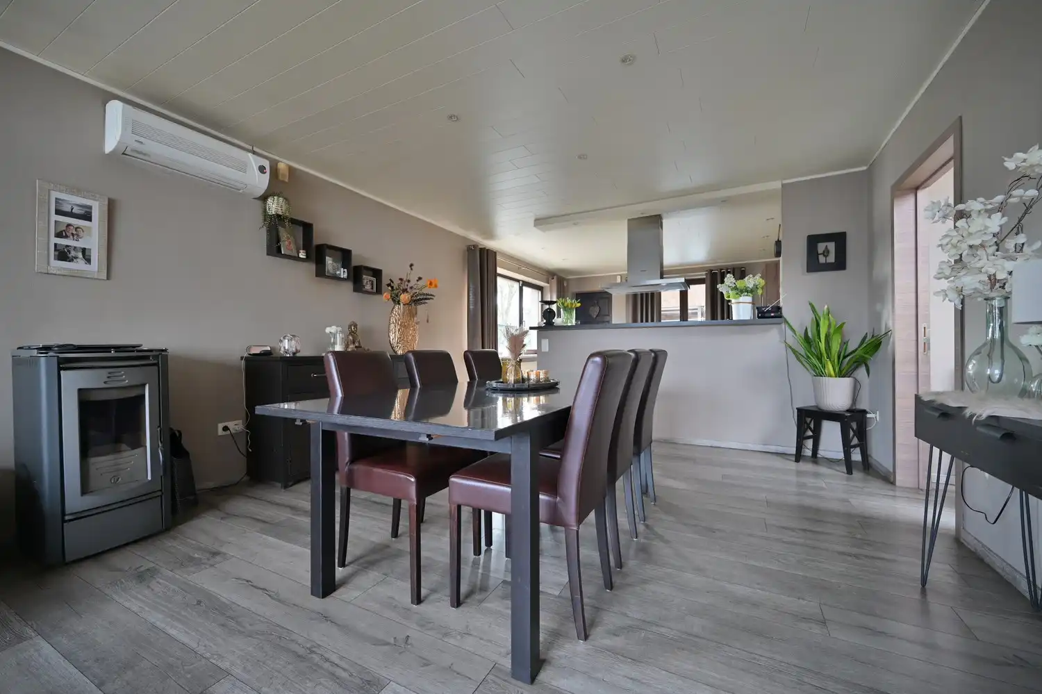 Woning met bedrijfshal op volledig omheind perceel foto 13