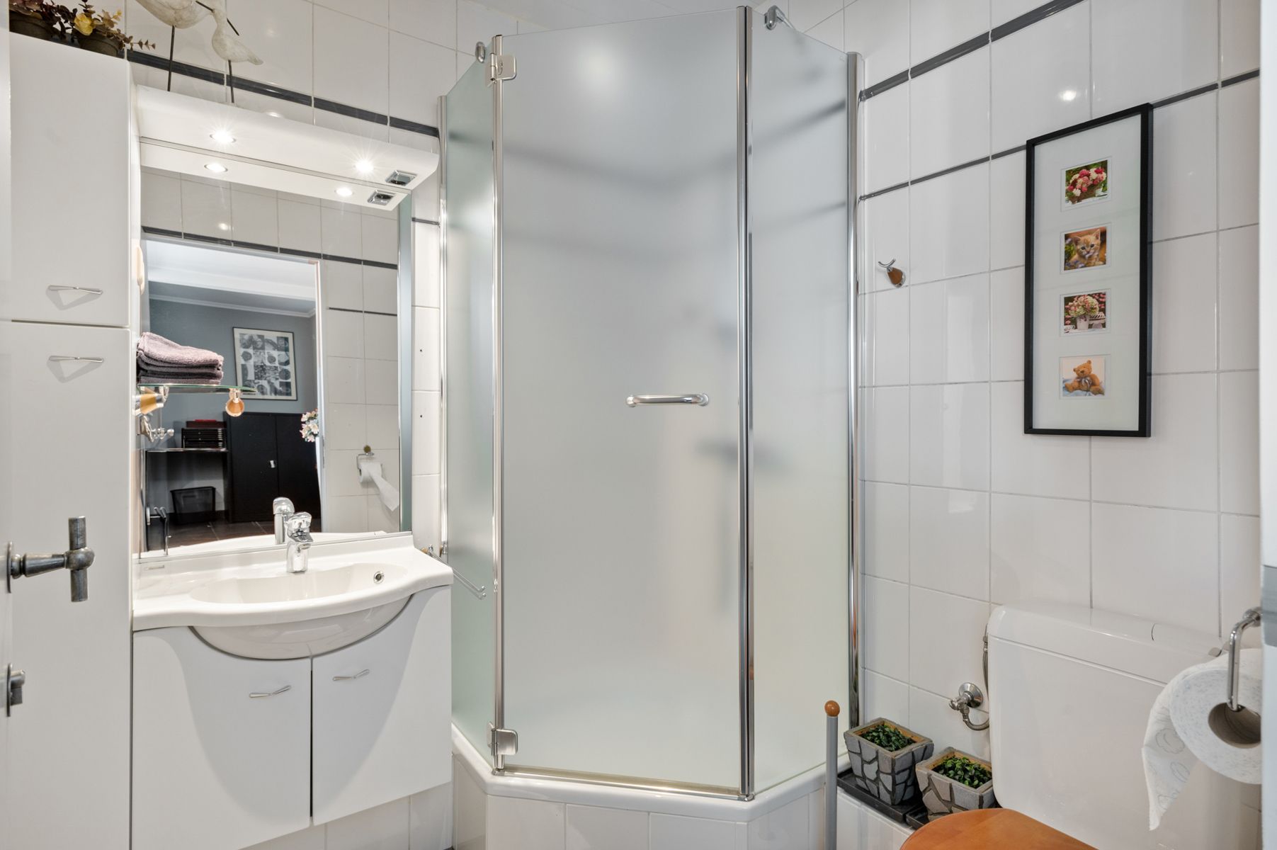 Gerenoveerde hoevewoning met praktijk en paardenstallen.  foto 35
