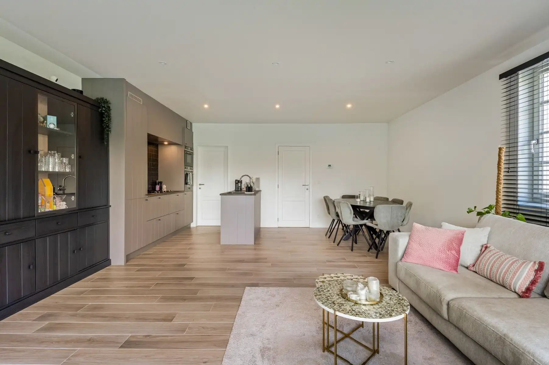 Goed gelegen gelijkvloers appartement met 1 slaapkamer, tuin en garage foto 10
