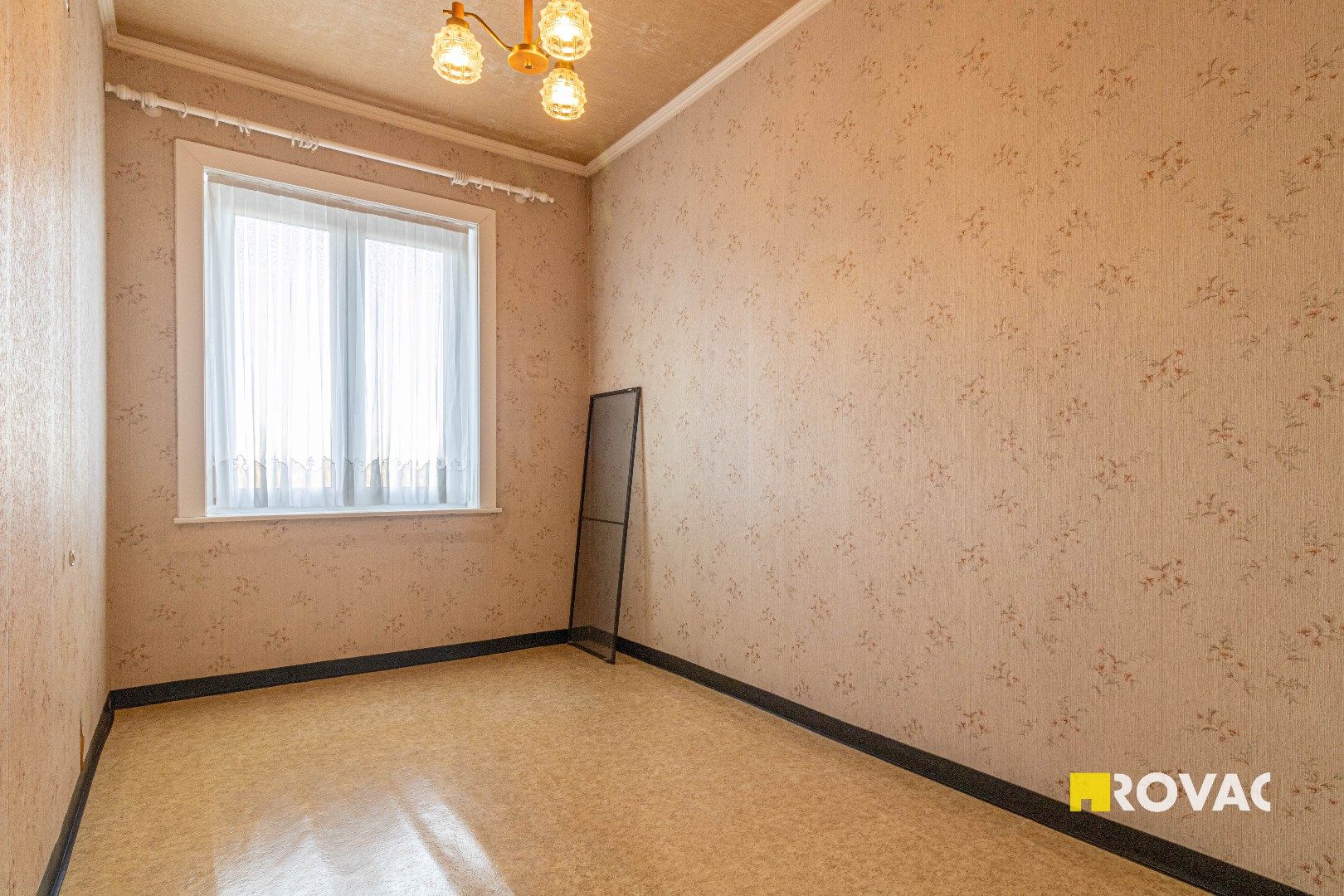 Te renoveren woning met 3 slaapkamers, uitweg en dubbele garage foto 12