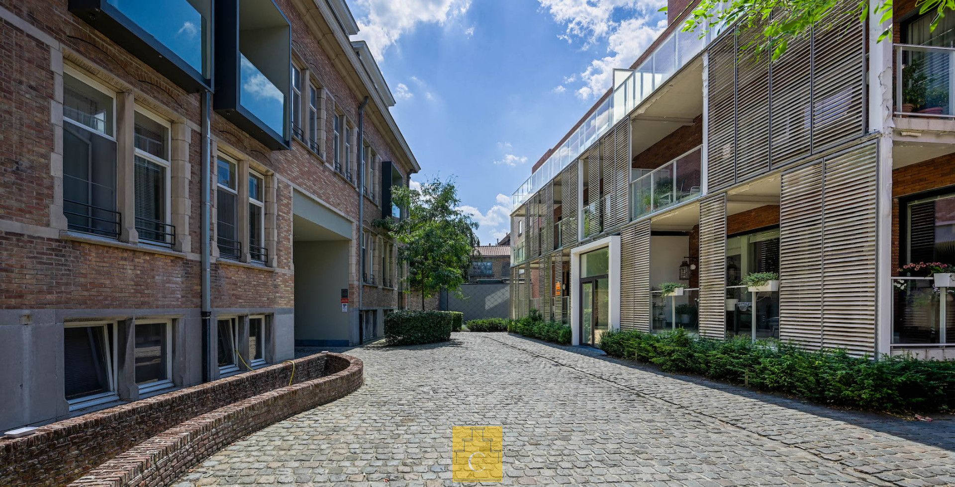 recente hippe flat op een historische site met mooie binnentuin in de schaduw van de Sint-Gilliskerk foto 2