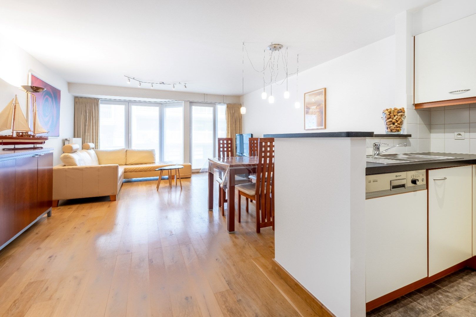 Aangenaam appartement gelegen op de Van Bunnenlaan vlakbij het strand. Ruime, inpandige parking te koop foto 5