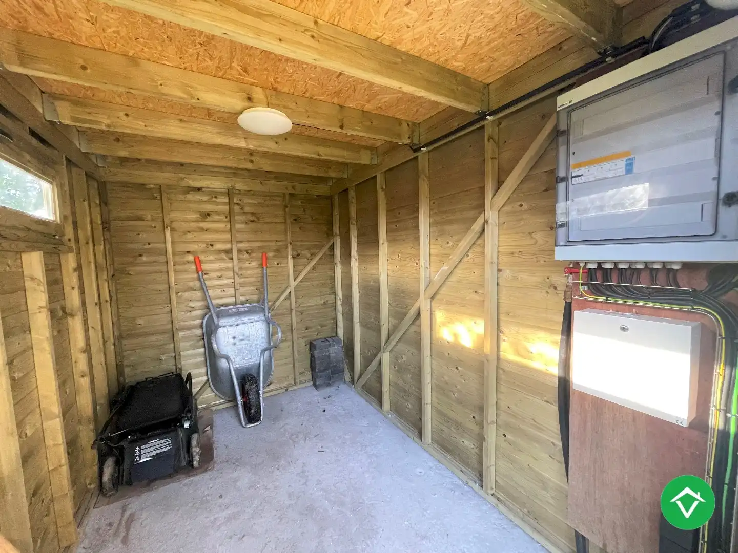 Ruime, gerenoveerde woning met twee slaapkamers te Roeselare foto 11