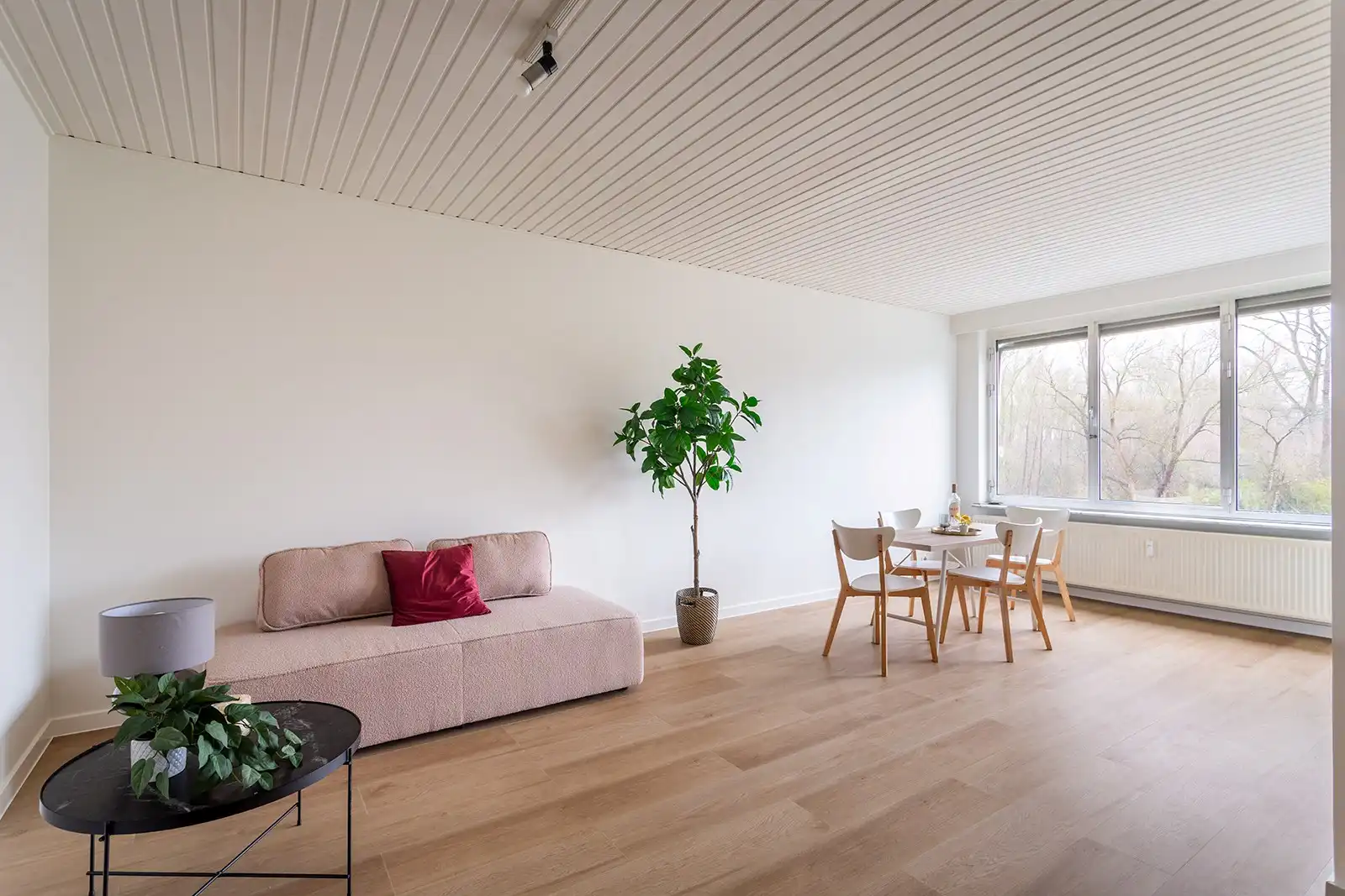 Appartement met 2 slpk., garage en rustgevend groen uitzicht foto 2