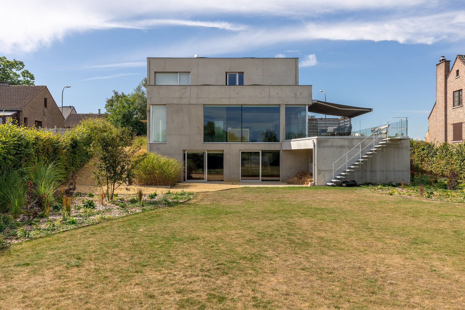 Moderne architectuurwoning op een perceel van 20a foto 2
