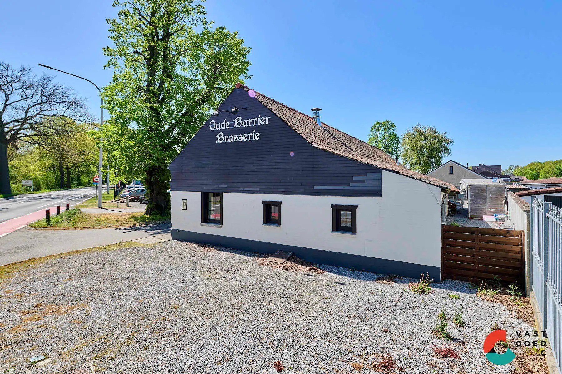 Karaktervolle woning met polyvalente handelsruimte en een authentieke uitstraling. foto 2
