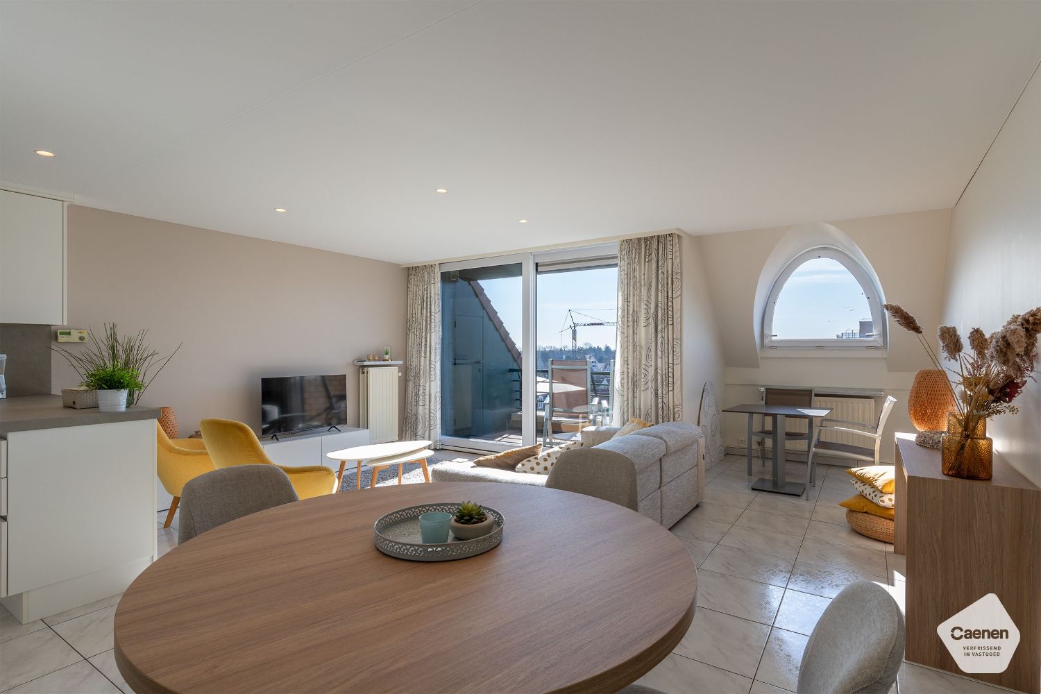 Prachtig gerenoveerd appartement met 2 slaapkamers en open zicht foto 3