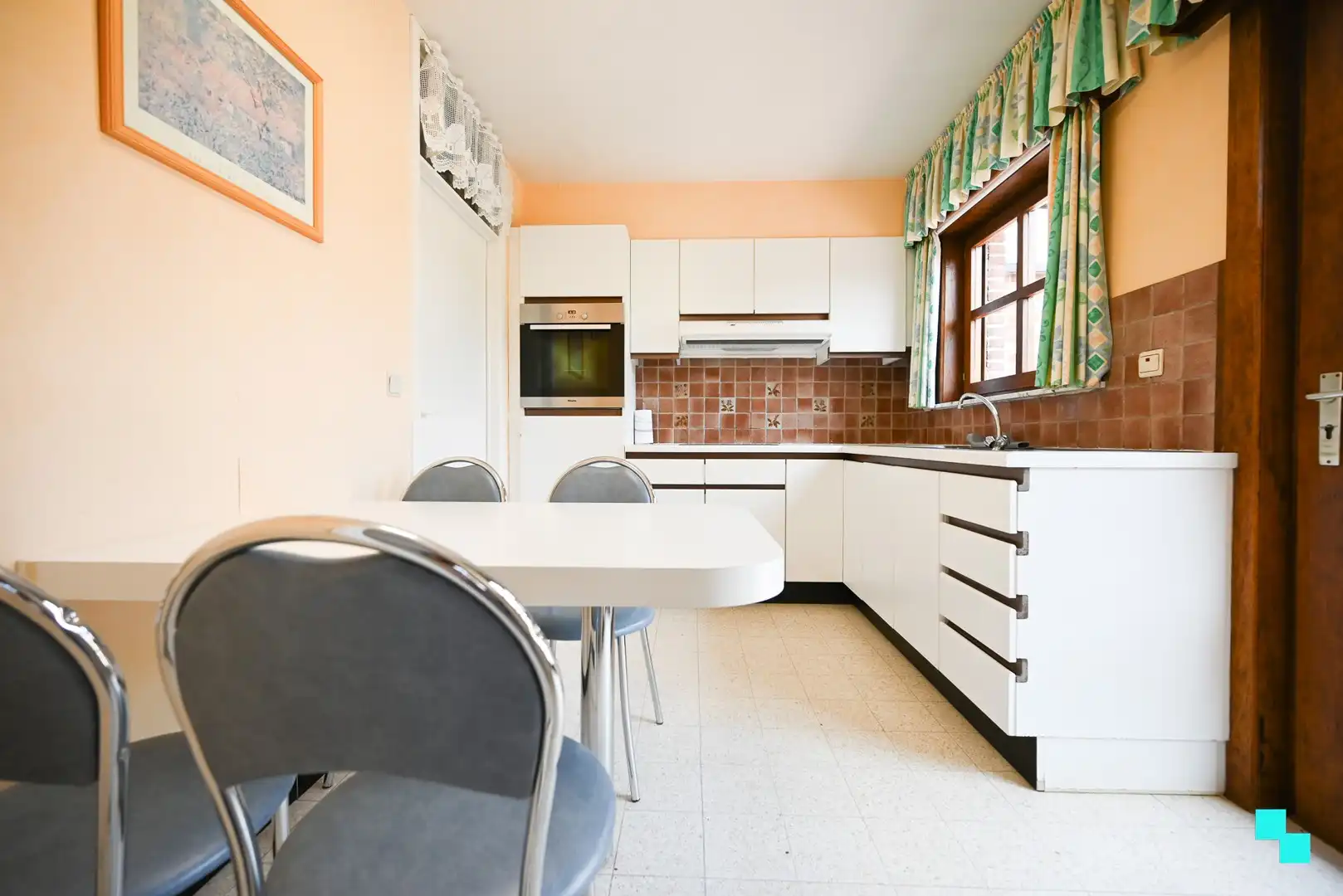 Verzorgde gesloten bebouwing aan kerkplein Bosmolens foto 10