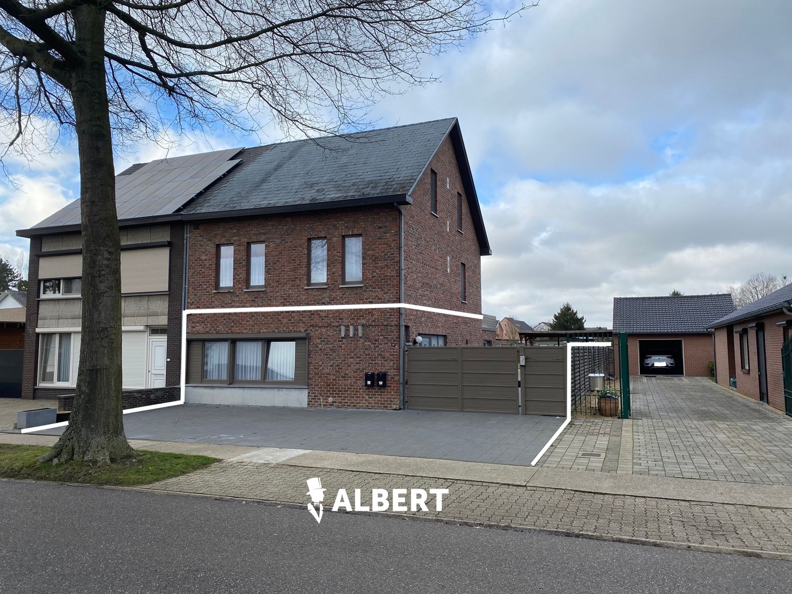Gelijkvloers appartement met carport op perceel van 775m²! foto {{pictureIndex}}