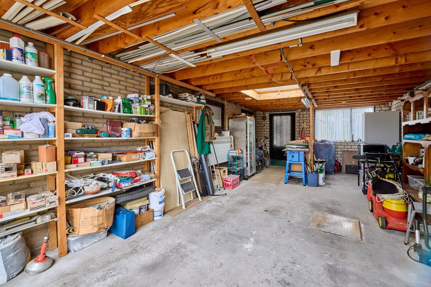 Gezellige en goed onderhouden bungalow met praktische bovenverdieping op fraai aangelegd perceel foto 16