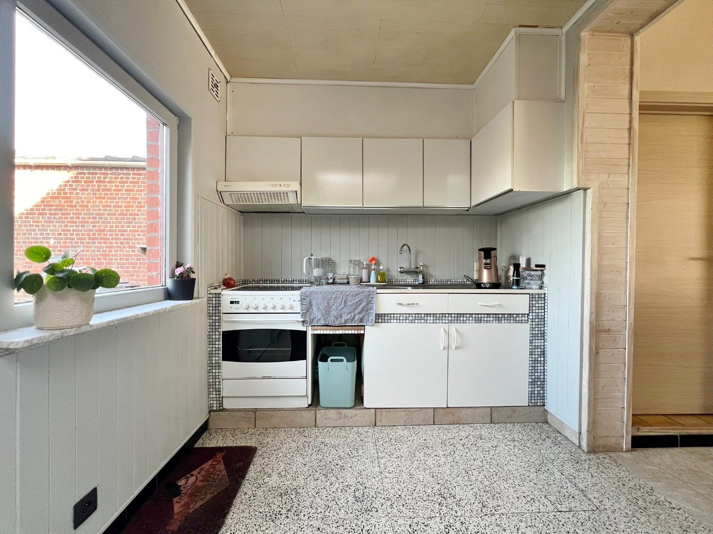 Rijwoning in de dorpskern met garage en zonnige tuin met open zicht over de velden.  foto 6