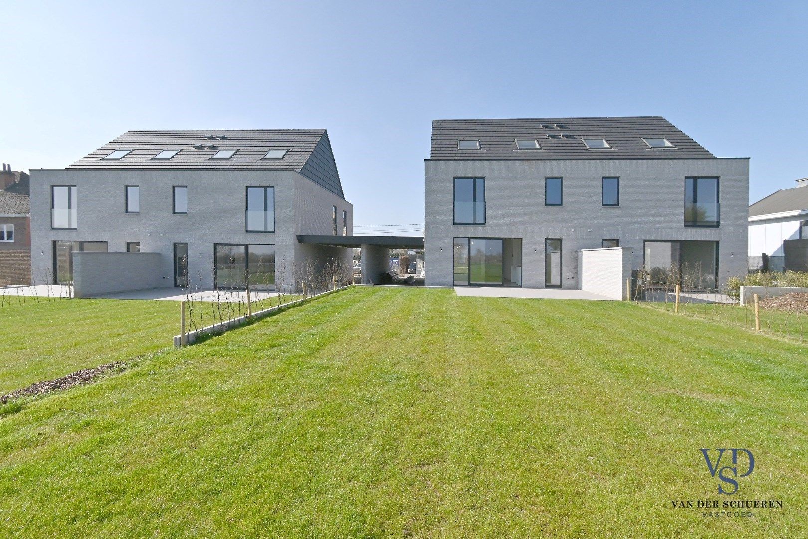 Half Open Bebouwing met buitenberging en carport foto 38