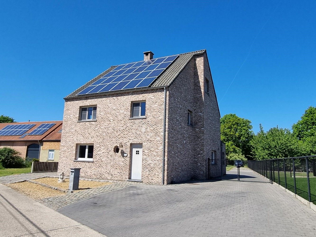 Vernieuwde woning, zeer rustig gelegen met 3 slaapkamers.  Extra kamers mogelijk dankzij de ruime zolder. foto {{pictureIndex}}