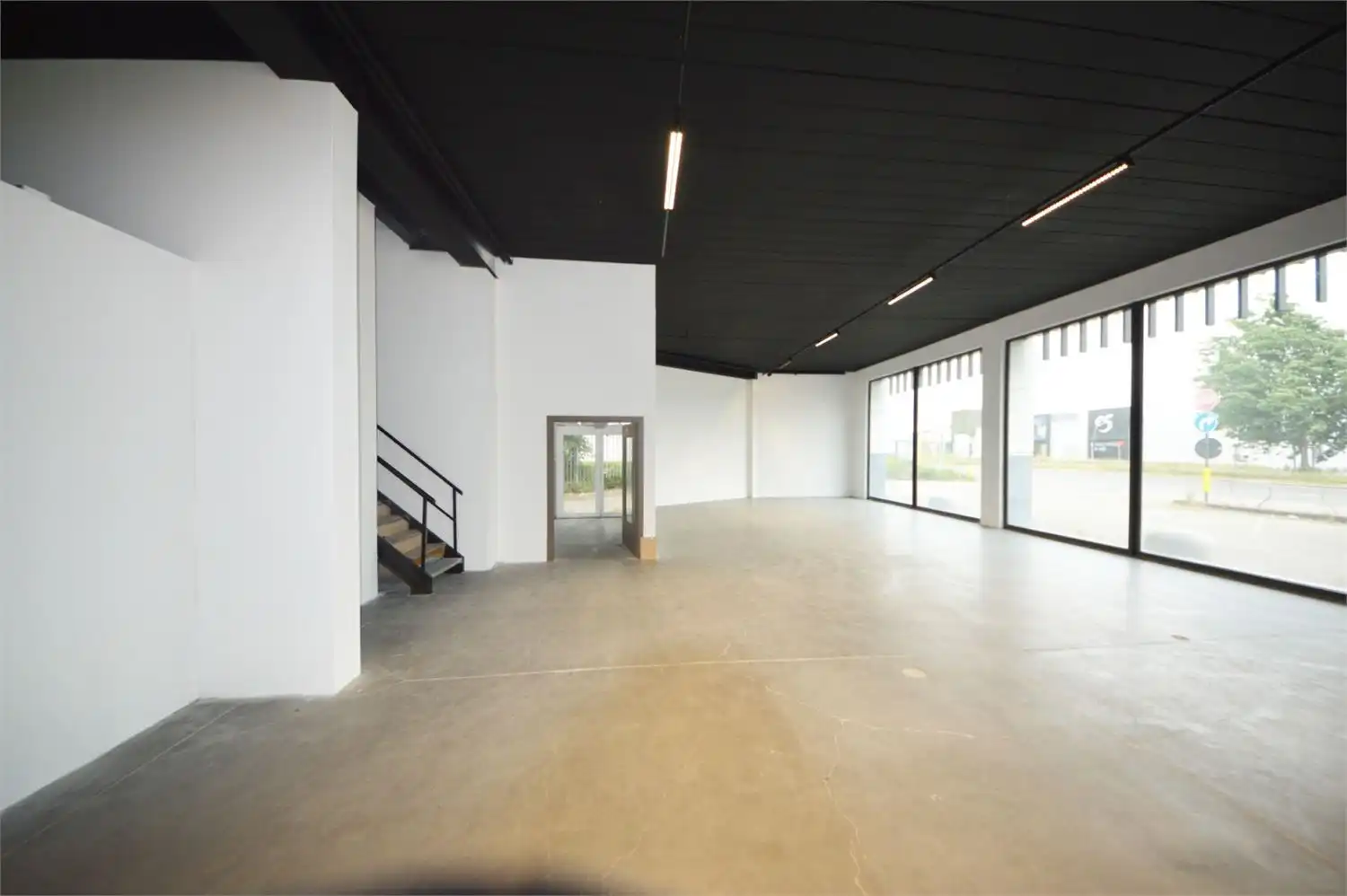 COMMERCIEEL GEBOUW BAANLOCATIE MET PARKING NABIJ MCDONALDS foto 14