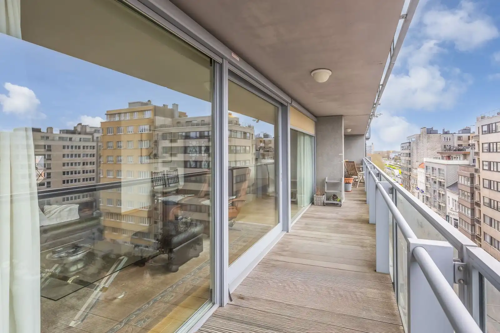 Uniek en royaal appartement met 2 slpk én zonnig leefterras dichtbij zee. foto 2