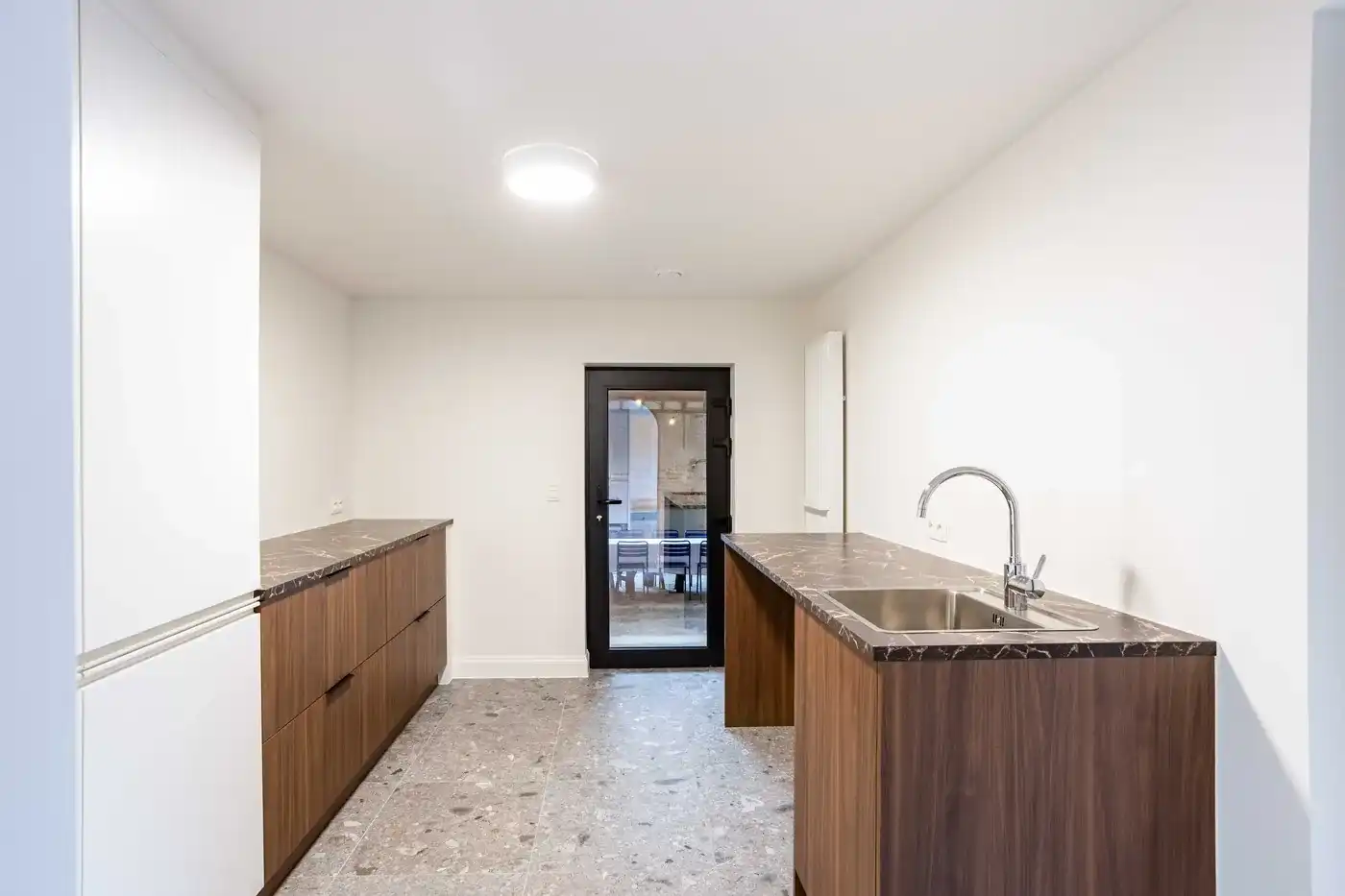 Ruime gerenoveerde woning met 4 slaapkamers, tuin en garage foto 11