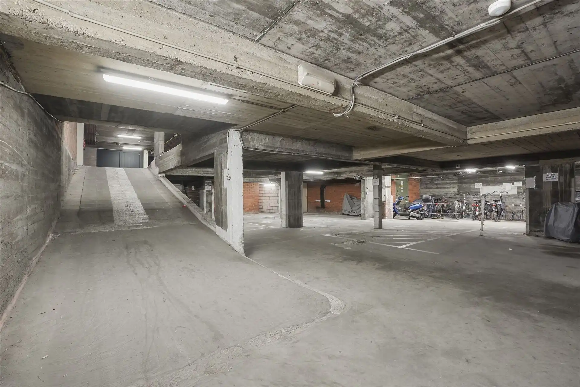 ZEEDIJK / CENTRALE LIGGING  foto 5