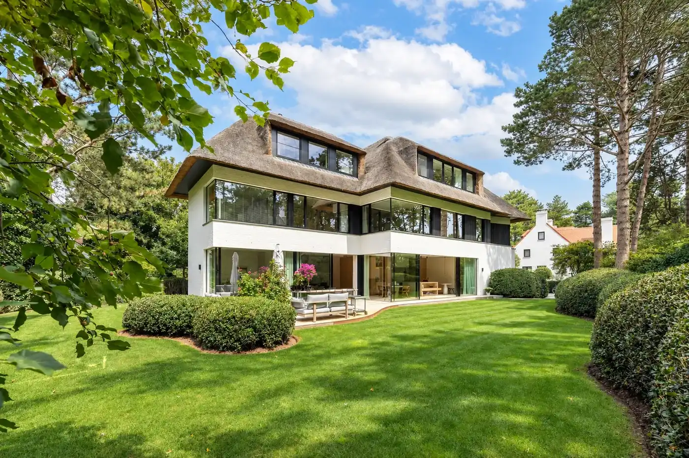 Luxueuze villa gelegen op een zeer rustige en begeerde ligging in het Zoute foto {{pictureIndex}}