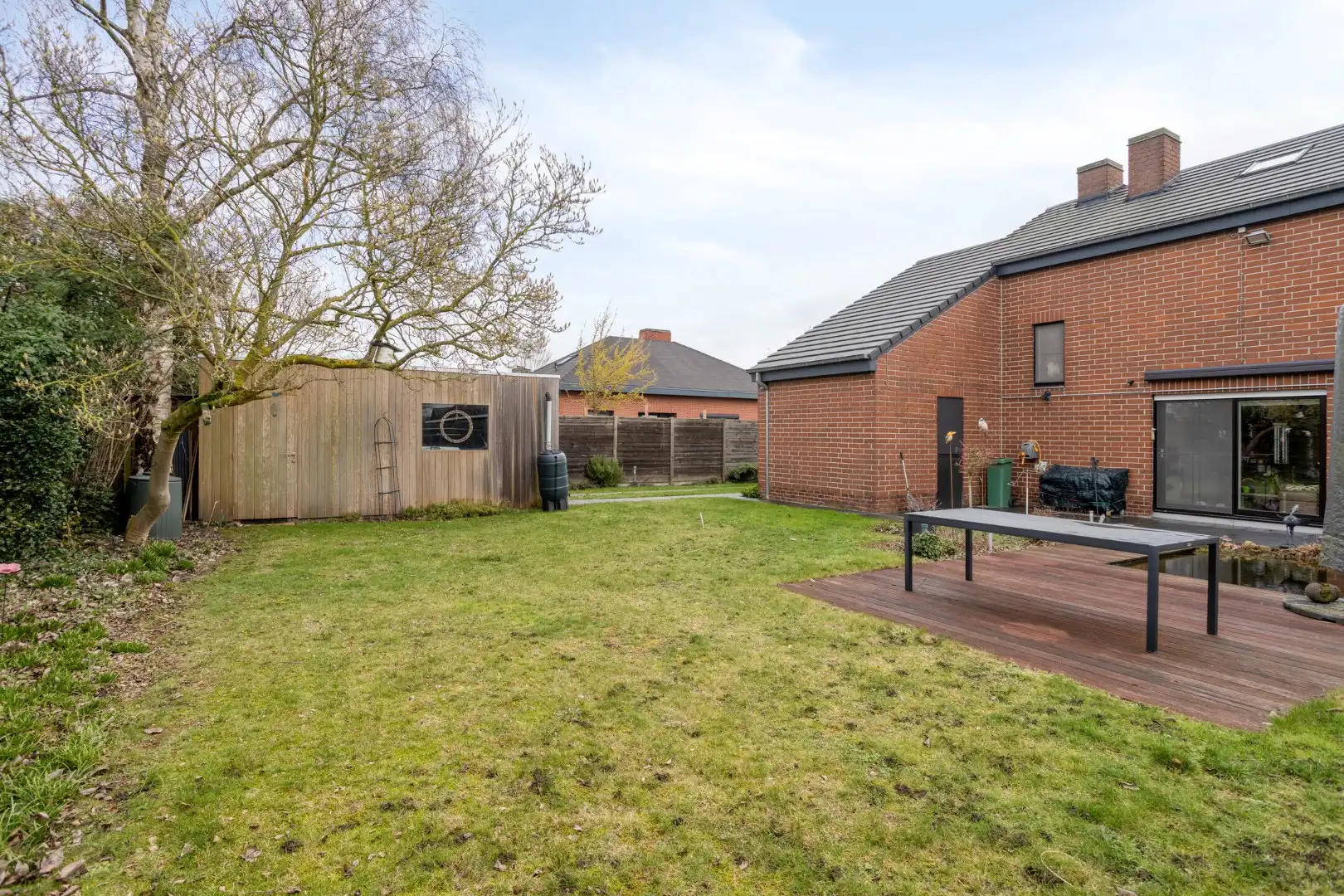 Open bebouwing met mooie tuin en 2 garages op topligging! foto 20