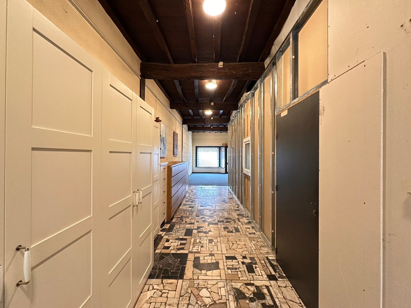 Ruim handelspand met magazijnen, loods, bureelruimte en grote tuin foto 19