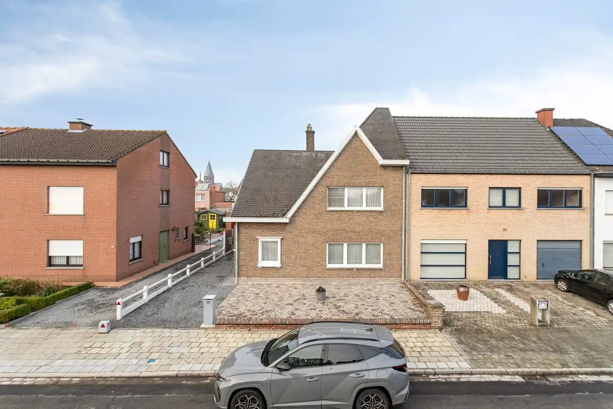 Zeer goed onderhouden halfopen bebouwing met 3 slaapkamers en garage! foto 2