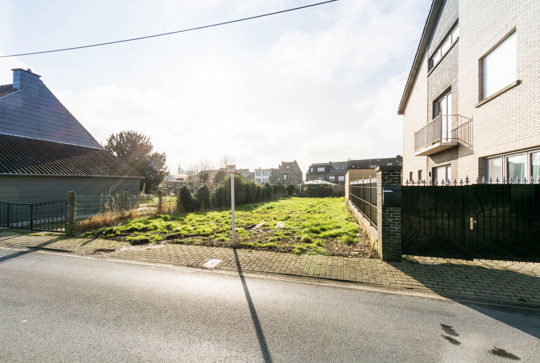 Welgelegen perceel grond in woonzone foto {{pictureIndex}}