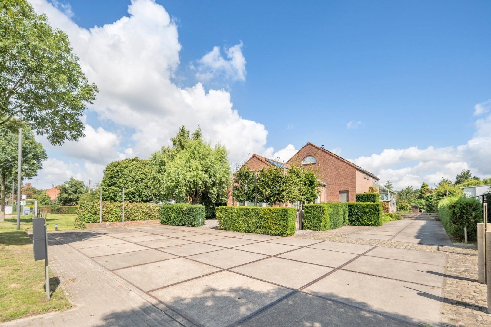 Knap ingerichte villa op heden bestemd als meergezinswoning met prachtige tuin op 20a 21ca, vlakbij het centrum van Bilzen foto 1