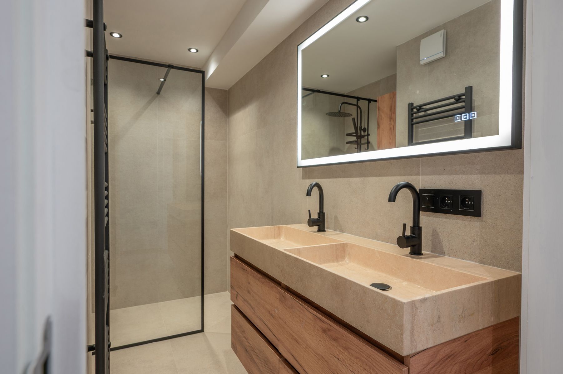 Gerenoveerd 2-slaapkamer appartement met zeezicht foto 9