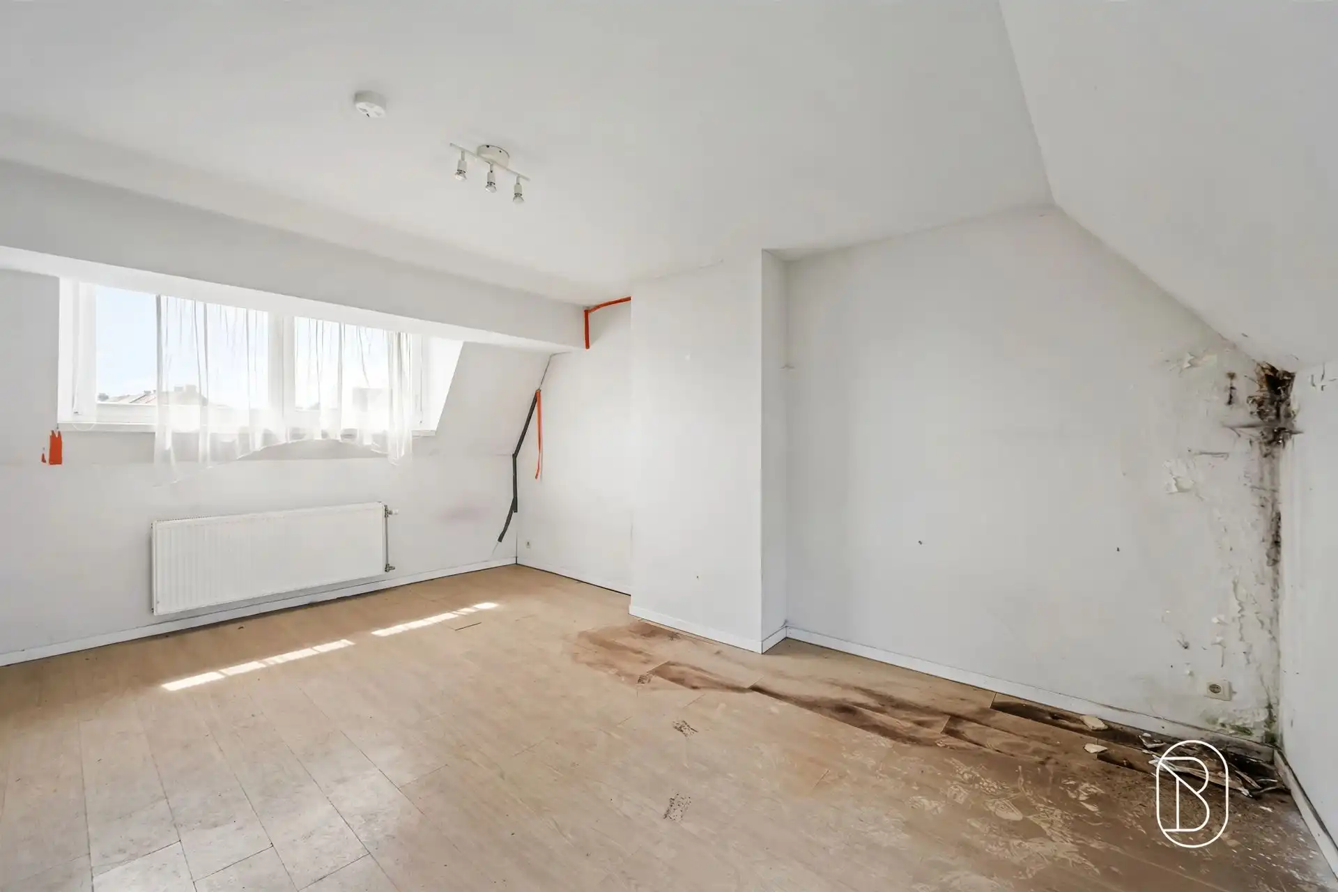 Te renoveren woning met 5 kamers, en parkeergelegenheid  foto 12