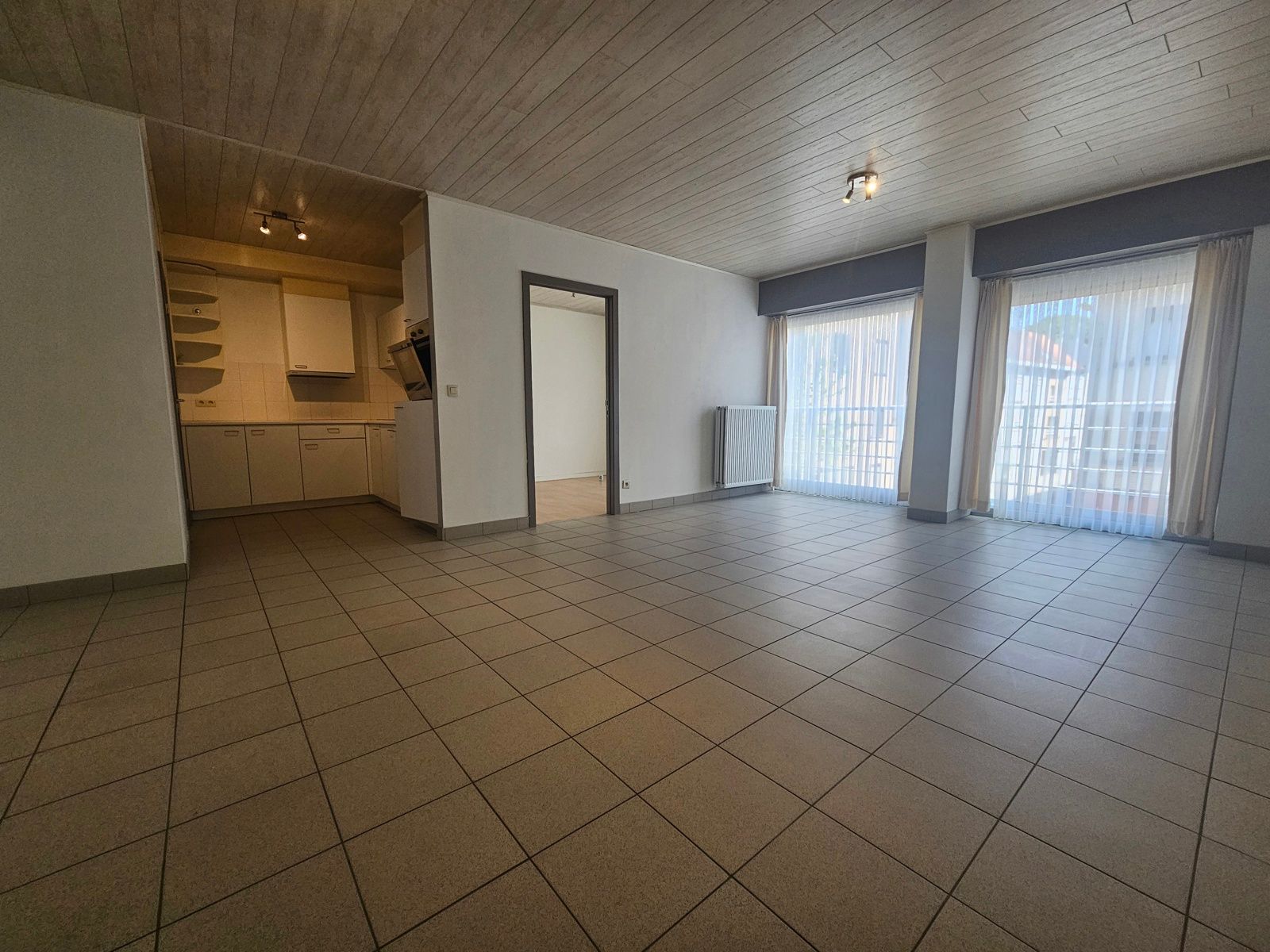 Instapklaar appartement met 2 slaapkamers aan het Plein! foto 2
