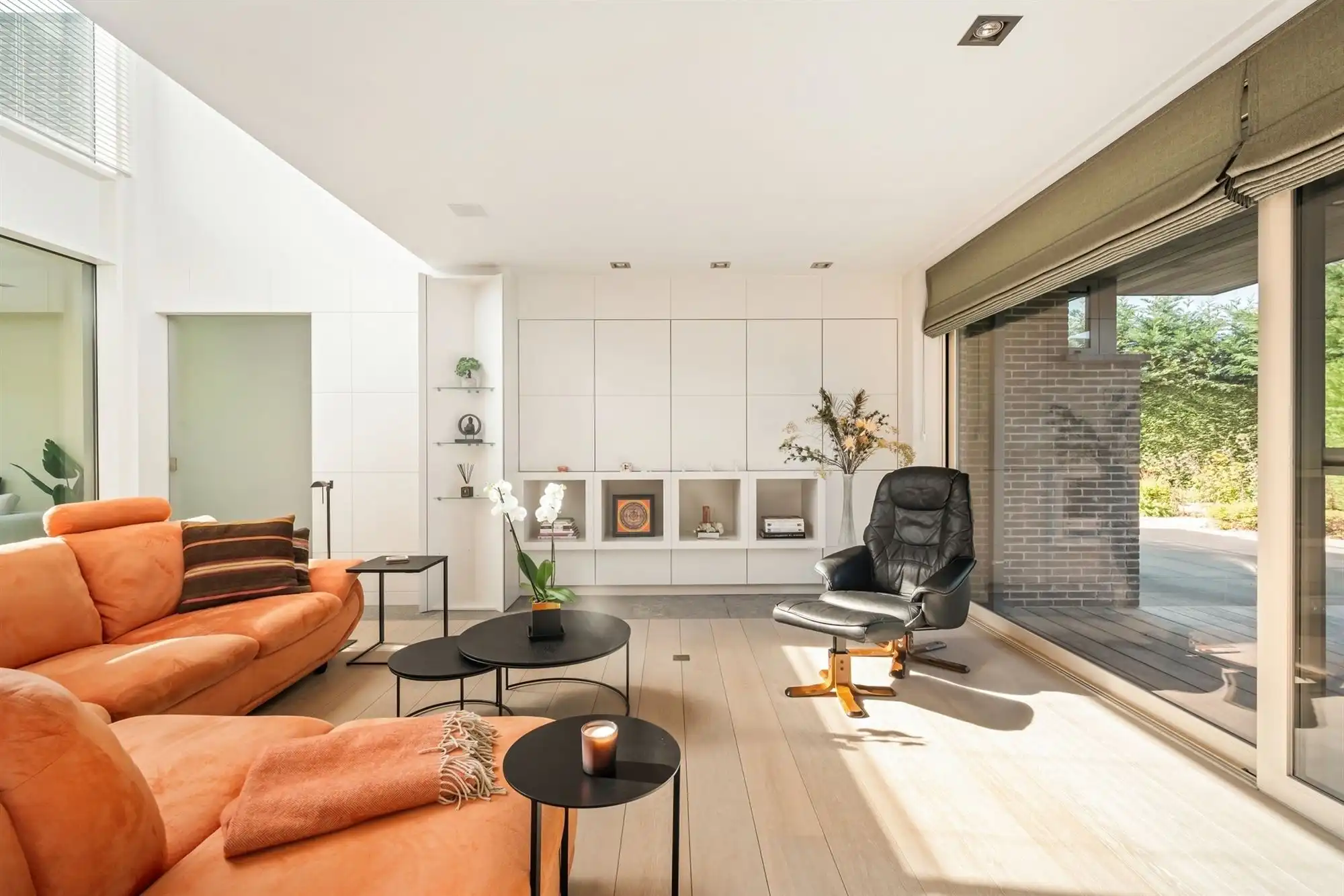 Knappe villa rond een glazen patio met gastenvleugel en 2 liften foto 6
