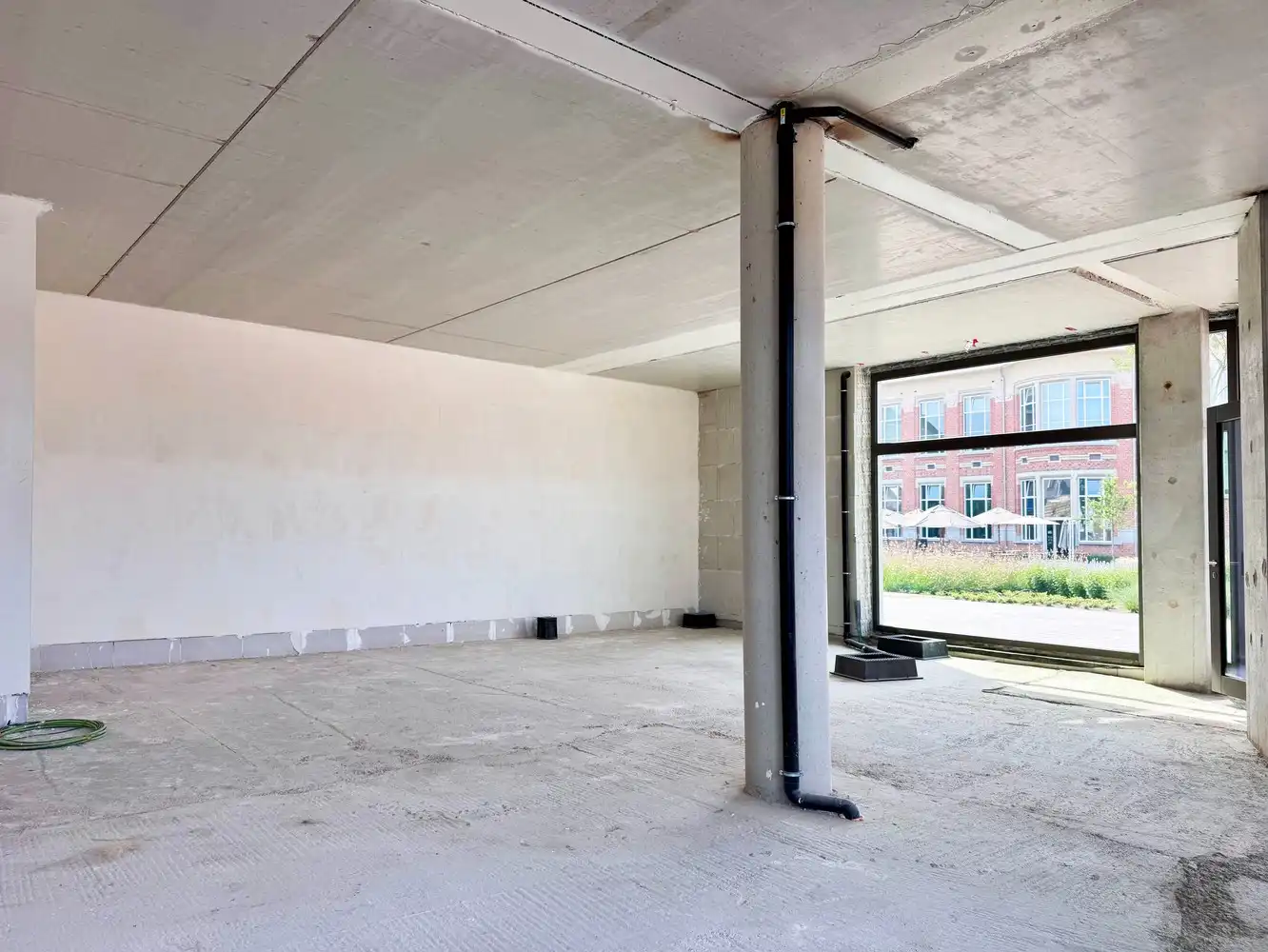 Commerciële ruimte te koop – 110,80 m² casco in Het Academisch Kwartier! foto {{pictureIndex}}