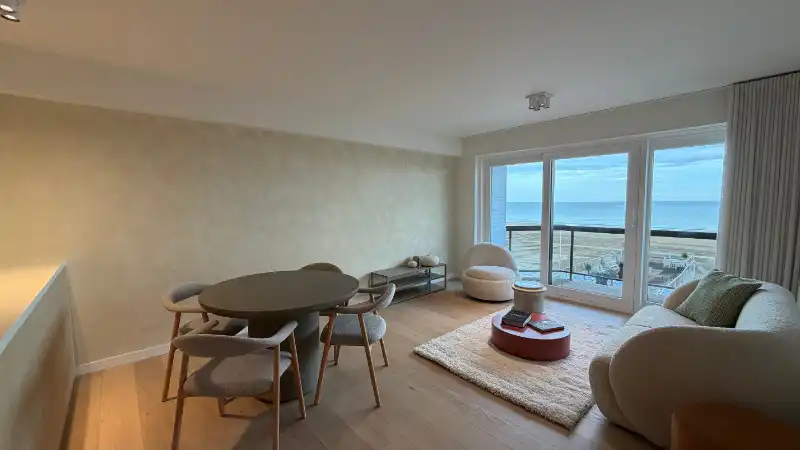 EXCLUSIEF  APPARTEMENT MET FRONTAAL ZEEZICHT foto {{pictureIndex}}