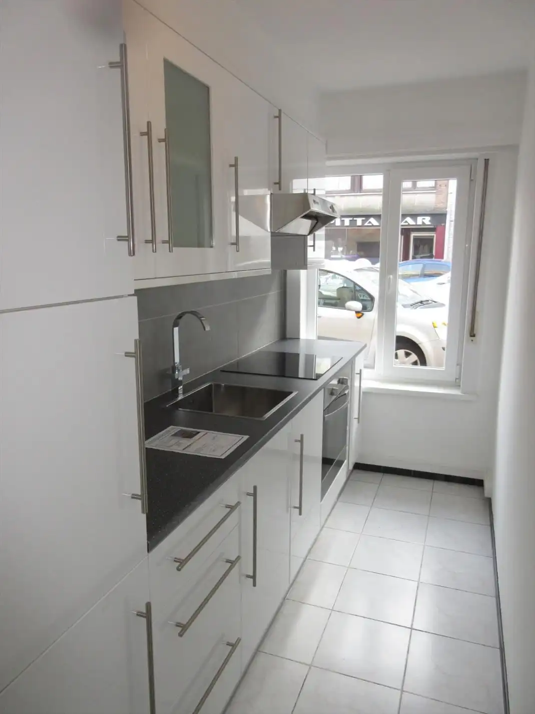 Volledig gerenoveerd 2 slaapkamer appartement met zonnige koer! foto 4
