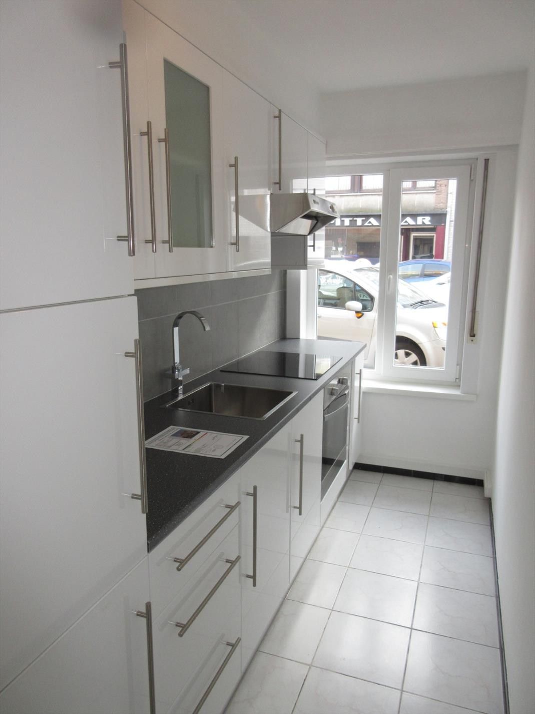 Volledig gerenoveerd 2 slaapkamer appartement met zonnige koer! foto 4