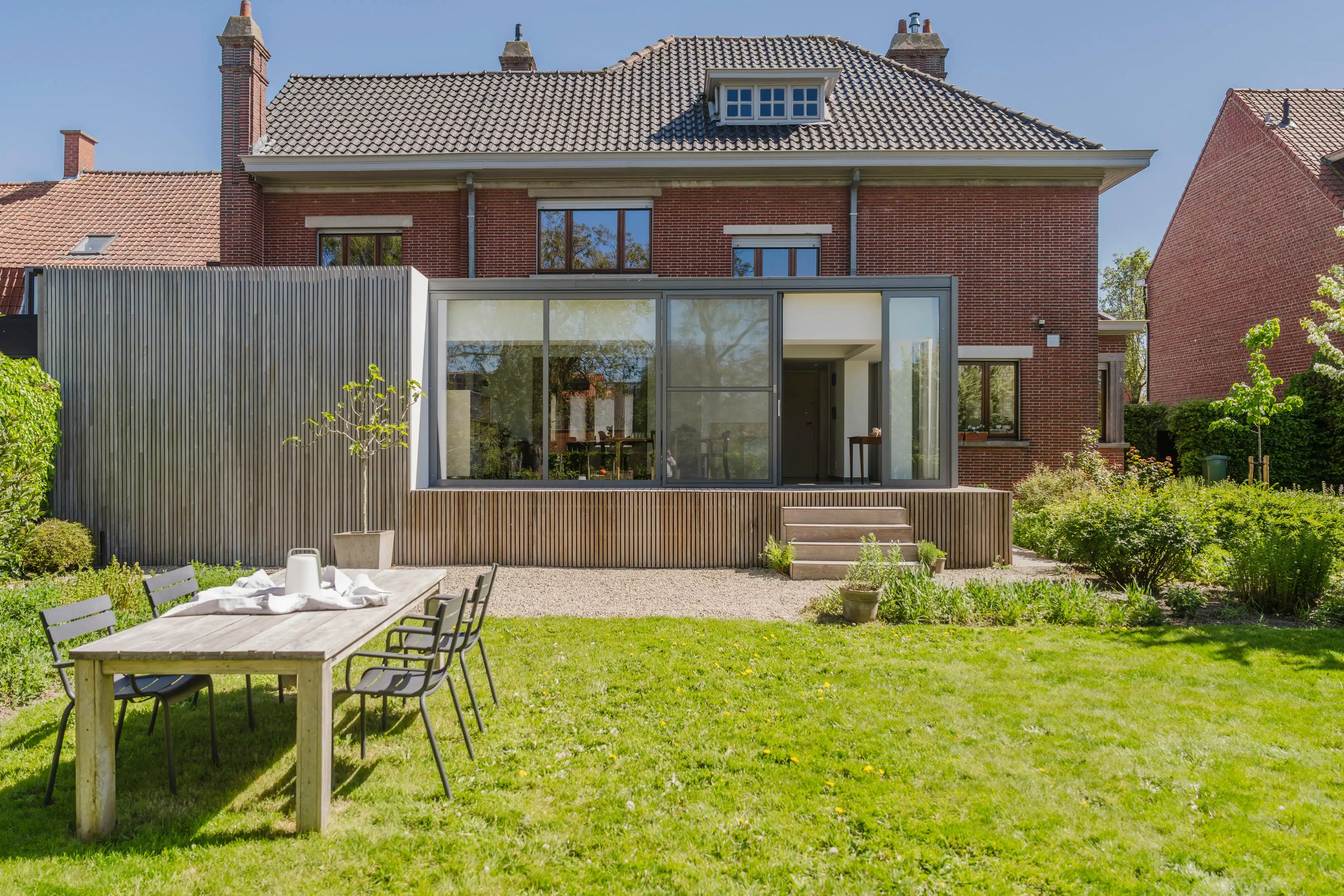 Karaktervolle burgerwoning met charmante tuin in Wevelgem foto 2