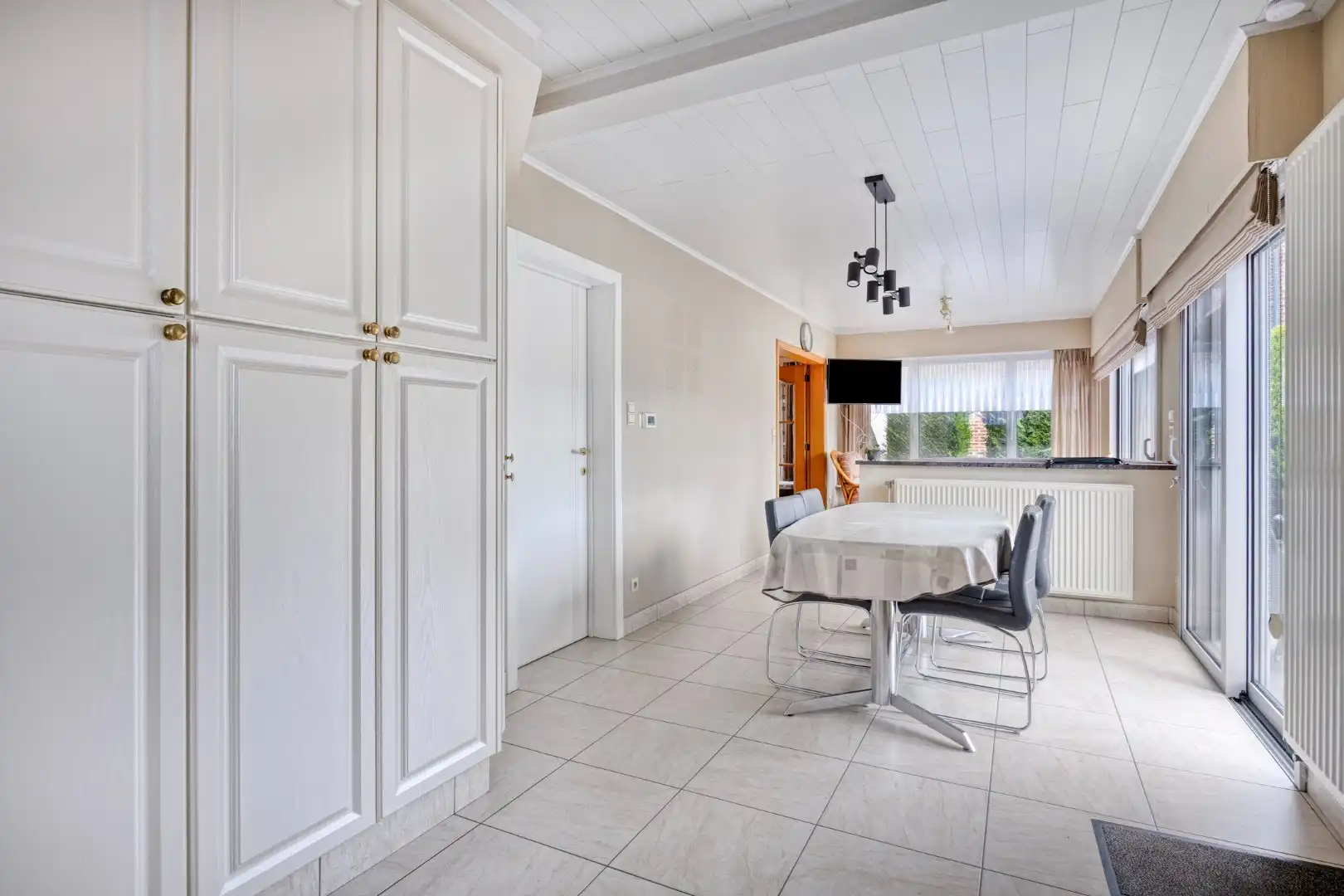 Ruim ingedeelde woning met ioa 4 slpks op een rustige en centrale ligging. foto 10