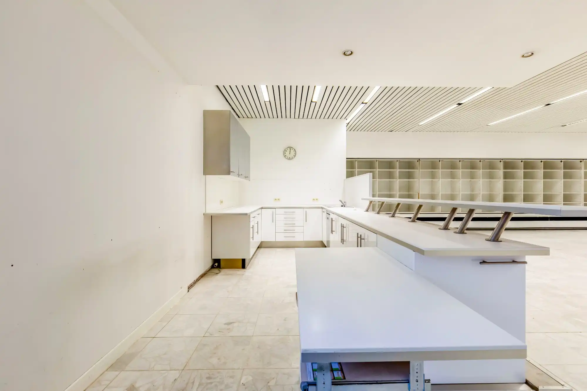 Commercieel handelsgelijkvloers met interessante straatbreedte foto 7