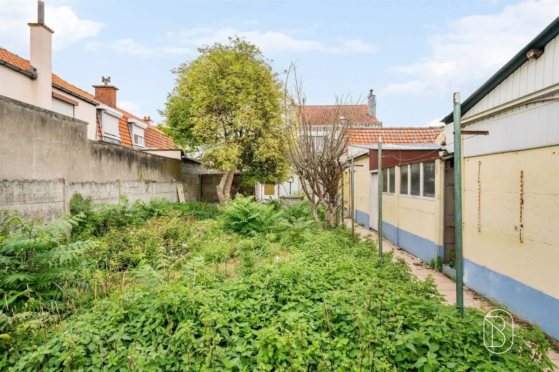 Woning met tuin en grote garage  foto 2