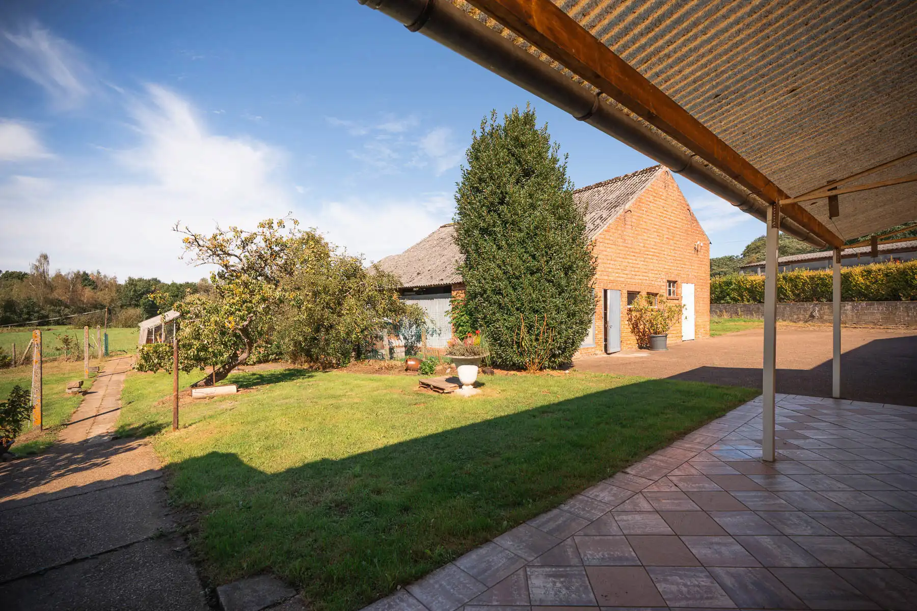 Idyllische hoeve op 1hA grond vol potentieel foto 35